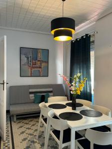 uma sala de estar com uma mesa e um sofá em Apartamento En Valencia Centro em Valência