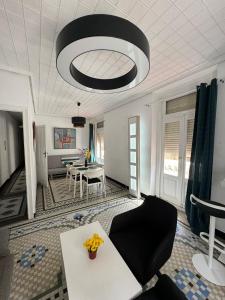 uma sala de estar com uma mesa e um tecto em Apartamento En Valencia Centro em Valência