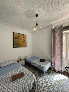 um quarto com duas camas e uma janela em Apartamento En Valencia Centro em Valência