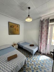 um quarto com duas camas e uma janela em Apartamento En Valencia Centro em Valência