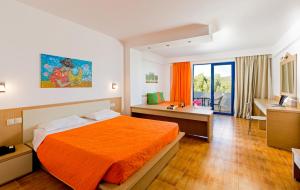 Postel nebo postele na pokoji v ubytování Ekaterini Hotel