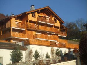 ein großes Gebäude mit Holzbalkonen darauf in der Unterkunft Appartement Le Grand-Bornand, 2 pièces, 4 personnes - FR-1-458-189 in Le Grand-Bornand