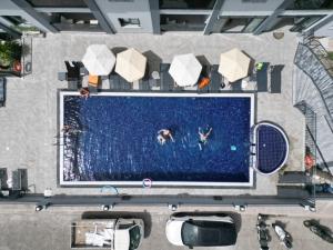 an overhead view of a pool with people in the water at Ozturk Apart Hotel in Marmaris