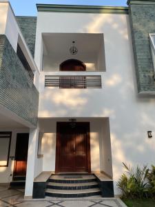 Facaden eller indgangen til Envoy Express, F-8, Islamabad