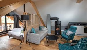 sala de estar con sofá, sillas y fogones en Black Forest Lodge en Feldberg