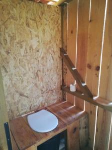 - une salle de bains avec toilettes dans une chambre en bois dans l'établissement Lost Paradise - A night into the Alentejo!, à Sabóia