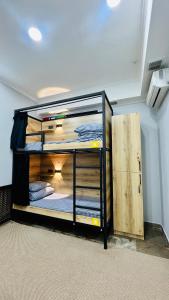 ビシュケクにあるPeople Hostelの二段ベッドが備わる客室です。
