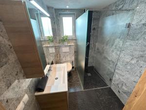 Ett badrum på Erlebnisbauernhof Pension Waschnig