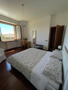 Affittacamere DANIELA في Castelbellino: غرفة نوم بسرير كبير ونافذة