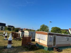 a row of mobile homes parked in a yard at Domki Holenderki Wiki Chłapowo in Władysławowo