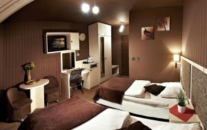 um quarto de hotel com duas camas e uma casa de banho em Apart A2 Bezobsługowy 24h Poznań em Poznań