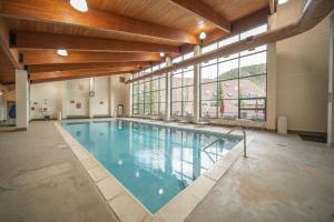 een groot zwembad in een groot gebouw bij Pines 2047 in Keystone