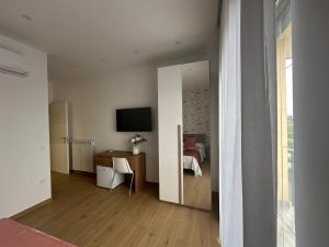 a room with a room with a desk and a television at B&B Profumo di mare in Capaccio-Paestum