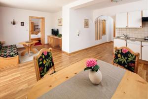 a kitchen and living room with a table and chairs at Appartements Maria Theresia in Serfaus