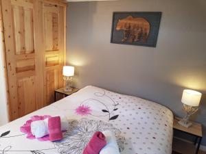 ein Schlafzimmer mit einem Bett mit zwei Handtüchern und zwei Lampen in der Unterkunft La Girandole Chambre d'hôtes in Arvieux