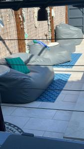 una fila de objetos inflables sentados en el suelo en Casa de Almano - Torremolinos direct on beach, en Torremolinos