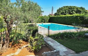 einen Zaun um einen Pool im Hof in der Unterkunft Villa Les Sapins in Moulès + 25 Fotos