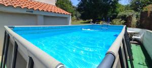 Bazén v ubytovaní Casa Rural Santa Clara alebo v jeho blízkosti