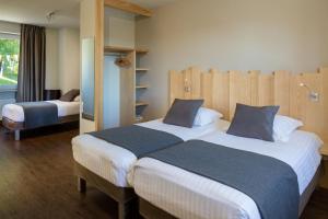 una habitación de hotel con 2 camas en una habitación en Bel Horizon en Le Chambon-sur-Lignon