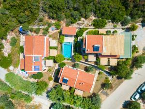 una vista aérea de una casa con piscina en Sea Garden en Kas
