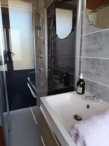 ein Badezimmer mit Waschbecken und Dusche in der Unterkunft Maison cœur de village 300 m des gorges du gardon in Collias