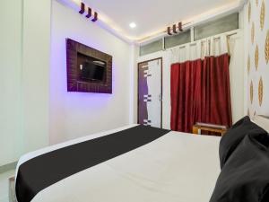 A bed or beds in a room at OYO Hotel Anika