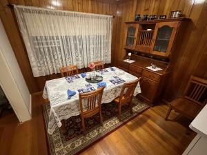 Admurraya House Bed & Breakfast في روثرجلين: غرفة طعام مع طاولة وبعض الكراسي