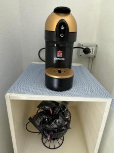 Set per la preparazione di tè e caffè presso Amunì in terrazza