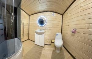 een badkamer met een toilet, een wastafel en een bad bij Верховинський водограй in Synevyrsʼka Polyana