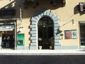 a building with an archway on the side of it at B&B Hotel Delle Tele in Florence