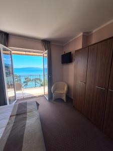 מיטה או מיטות בחדר ב-VILLA VOLOSKO with private parking and breakfast,seaview