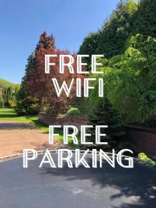 トレンチーンにあるChillgarden Apartmentsのツリーの木 無料Wi-Fi 無料駐車場