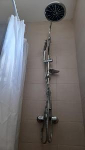 una ducha con cabezal de ducha en un baño en Old Town Oasis, en Sarajevo
