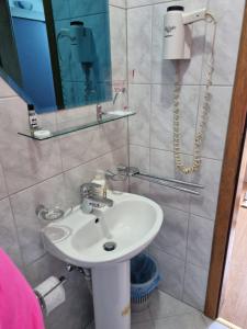 y baño con lavabo y espejo. en City Bridge Guest House en Bihać