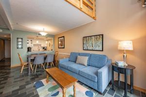 ein Wohnzimmer mit Sofa und Tisch in der Unterkunft 504F Three Bedroom Two Bath in Oakland