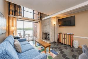 ein Wohnzimmer mit einer blauen Couch und einem Kamin in der Unterkunft 504F Three Bedroom Two Bath in Oakland