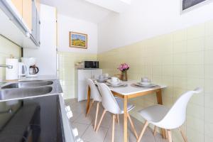 Kuchyň nebo kuchyňský kout v ubytování Apartments Sea Rabac