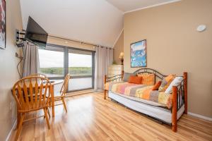 ein Schlafzimmer mit einem Bett und einem großen Fenster in der Unterkunft 504F Three Bedroom Two Bath in Oakland + 29 Fotos