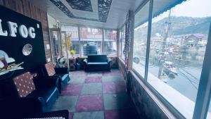 un ristorante con sedie e vista sul porto di Dal Fog Guest House a Srinagar