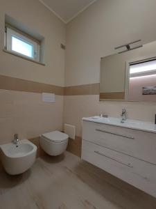 uma casa de banho com um WC e um lavatório em I due piccioncini suite em Grottaminarda