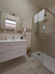 uma casa de banho com um lavatório e um chuveiro em I due piccioncini suite em Grottaminarda