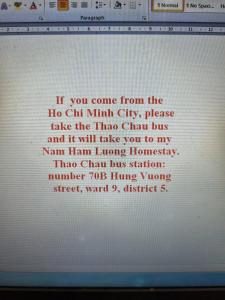 ベンチェにあるHomestay Nam Hàm Luôngの詩付きラップトップの画面