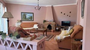 sala de estar con 2 sofás y chimenea en Villa Mar, en Albufeira