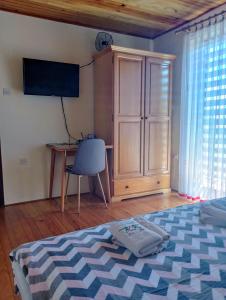 Un dormitorio con una cama, un escritorio y un armario. en Holiday Home Nena, en Korenica