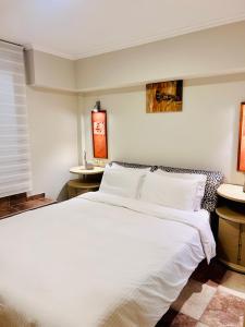 Una cama blanca grande en una habitación con dos lavabos. en Cozy house Makri, en Alexandroupoli