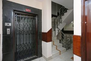 una puerta negra en un edificio con escaleras en OYO Hotel Gold Palace, en Nueva Delhi