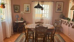 comedor con mesa y sillas en Villa Mar, en Albufeira