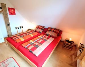 Postel nebo postele na pokoji v ubytování Ruhiges 4 Sterne Exzellenz-Appartement DIANA im Elb-Urstromtal - fast WLAN, good for long-terms