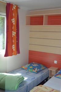Łóżko lub łóżka w pokoju w obiekcie camping Le moulin