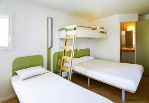 Habitación con litera, 2 camas y escalera. en ibis budget Chartres, en Chartres
